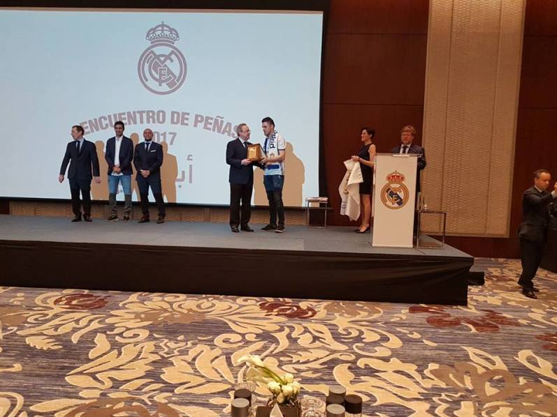 تكريم رابطة ريال مدريد لرئيس النادي بيريز