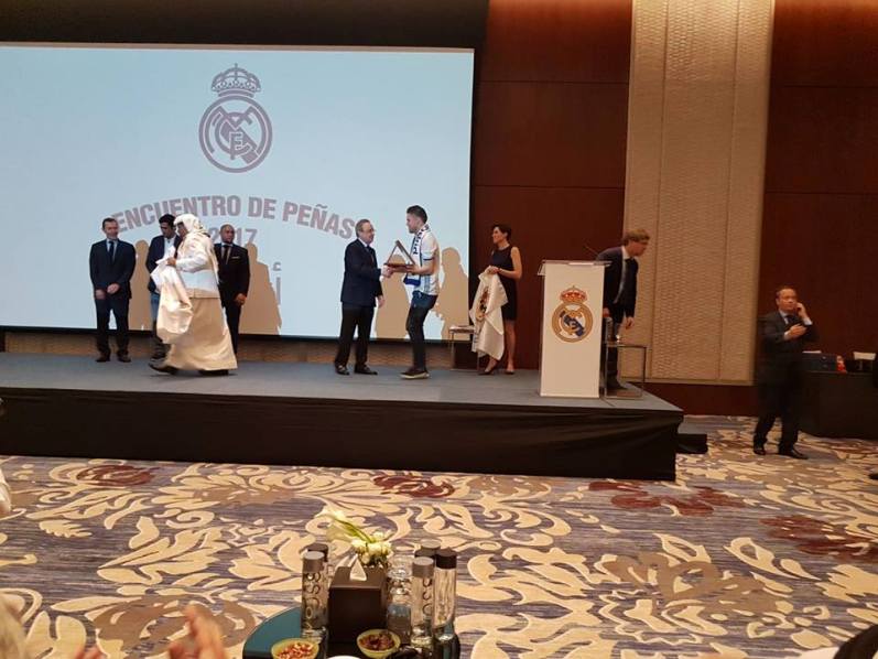 تكريم رابطة ريال مدريد لرئيس النادي بيريز