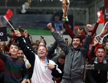 الجماهير الفلسطينية تتابع مباراة المغرب وكندا في صالة سعد صايل وسط مدينة غزة