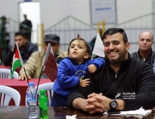 الجماهير الفلسطينية تتابع مباراه هولندا وقطر في صالة سعد صايل وسط مدينة غزة