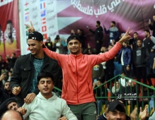 الجماهير الفلسطينية تتابع مباراه اسبانيا وألمانيا في صالة سعد صايل وسط مدينة غزة كأس العالم قطر 2022