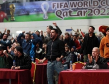 الجماهير الفلسطينية تتابع مباراه اسبانيا وألمانيا في صالة سعد صايل وسط مدينة غزة كأس العالم قطر 2022