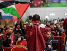 الجماهير الفلسطينية تتابع مباراه هولندا وقطر في صالة سعد صايل وسط مدينة غزة