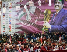 الجماهير الفلسطينية تتابع المباراه الإفتتاحية لكأس العالم قطر 2022 في صالة سعد صايل في مدينة غزة