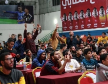 مشجعون فلسطينيون يحضرون مباراة إسبانيا وكوستاريكا كأس العالم لكرة القدم قطر 2022 في مدينة غزة