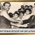 الحاج محمد العزايزة رئيس بلدية دير البلح يكرم فريق دير البلح لكرة السلة
