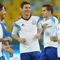 ميسي يتوسط لاعبي منتخب الأرجنتين 