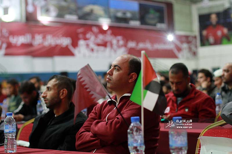 مشجعون فلسطينيون يحضرون مباراة إسبانيا وكوستاريكا كأس العالم لكرة القدم قطر 2022 في مدينة غزة
