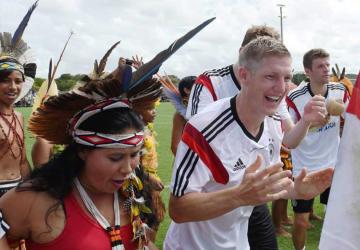 كلوزه يشارك القبيلة للاحتفال بعيد ميلاده 