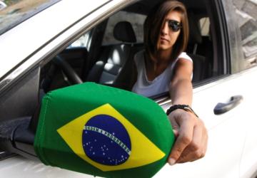 سيدة لبنانية تزين سيارتها بعلم البرازيل