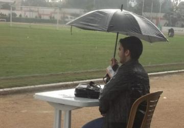 هشام معمر اثناء التعليق تحت المطر