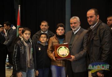 هنية يكرم عائلة الشهيد عاهد زقوت