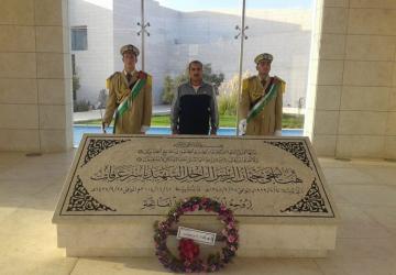 جندية امام قبر الرئيس الشهيد ياسر عرفات في رام الله