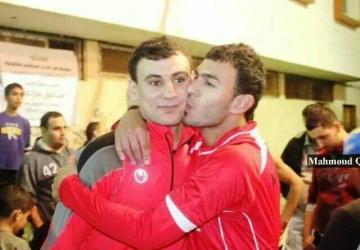 سامح مراعبة يتلقى قبلة شقيقه حمادة بعد تحرره