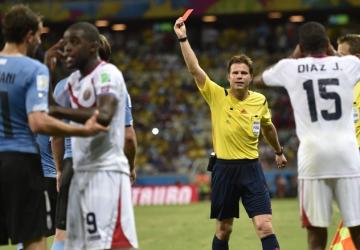 طرد لاعب الاورجواي بيريرا