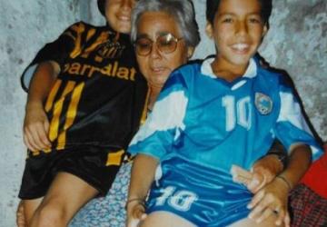 سواريز مع جدته 