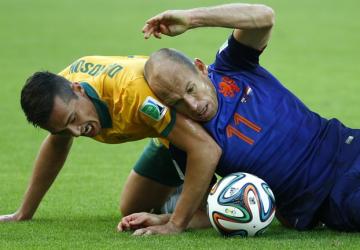 صورة من مباراة هولندا واستراليا