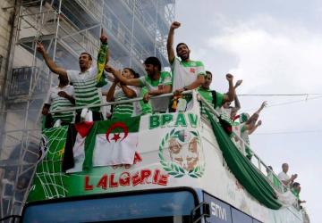العلم الفلسطيني على حافلة المنتخب الجزائري
