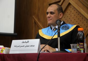 الزميل عاهد فروانة اثناء المناقشة