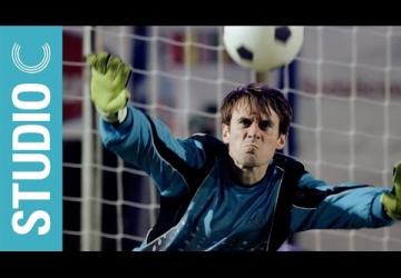 بعد طرد الحارس وانتهاء التبديلات، لاعب يتصدى لكل ركلات الجزاء، ولكن الضريبة غالية