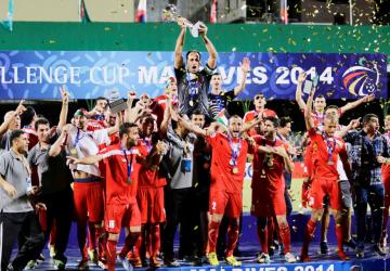 المنتخب الوطني اثناء تسلمه كأس التحدي