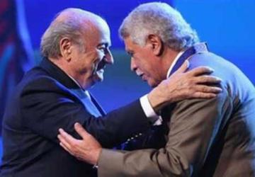 بلاتر يكرم شحاتة
