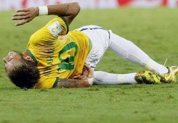 اصابة نيمار الخطيرة ضد كولومبيا [كاس العالم 2014] ونقله الي المستشفي