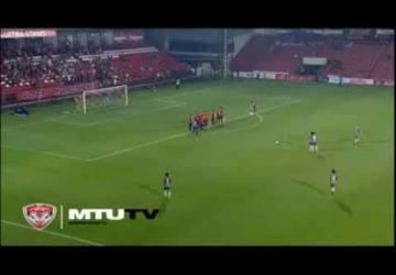 ‫لاعب غريب اوي  يُنفذ ركلة حرة مباشرة  برأسة  فى لقطة تاريخية‬