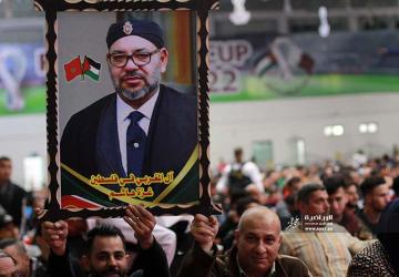 الجماهير الفلسطينية تتابع مباراة المغرب وكندا في صالة سعد صايل وسط مدينة غزة