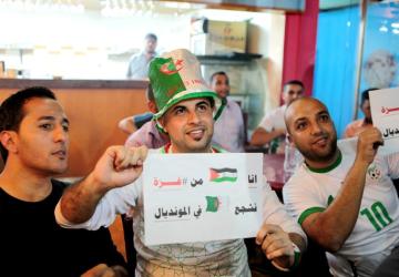فرحة الفلسطينيون بفوز المنتخب الجزائري