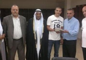 اثناء توقيع اللاعب