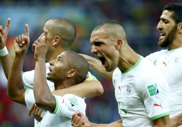 فرحة لاعبي الجزائر بعد الفوز 