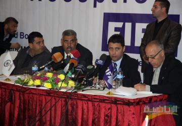 اثناء المؤتمر الصحفي