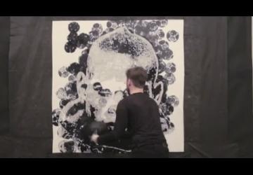 رسام يرسم بالوتيلي بالكرة والحذاء .. شاهد بنفسك!!