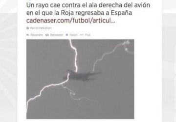 طائرة المنتخب الاسباني تتعرض للصاعقة