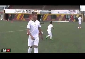 طفل يستعرض مهاراته على طريقة الملك توتي نجم روما الايطالي