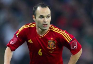 انيستا لاعب المنتخب الاسباني ونادي برشلونة