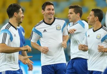 ميسي يتوسط لاعبي منتخب الأرجنتين 