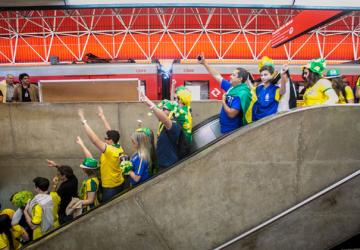 جماهير البرازيل في طريقها إلى ملعب ساو باولو