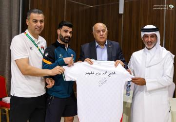 وزير الشباب الرياضة القطري الشيخ حمد بن خليفة يزور بعثة المنتخب الوطني في الدوحة