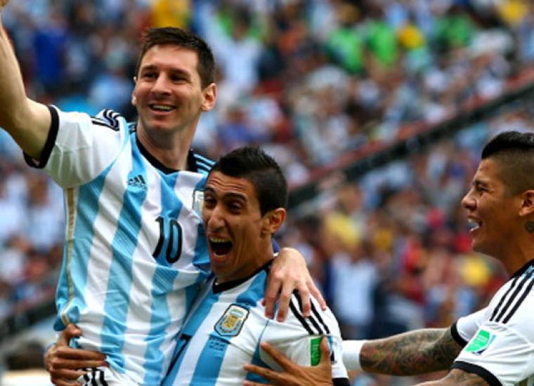 ليونيل ميسي ودي ماريا لاعبا المنتخب الأرجنتيني