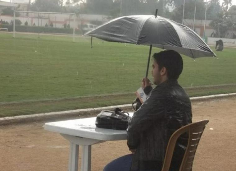 هشام معمر اثناء التعليق تحت المطر