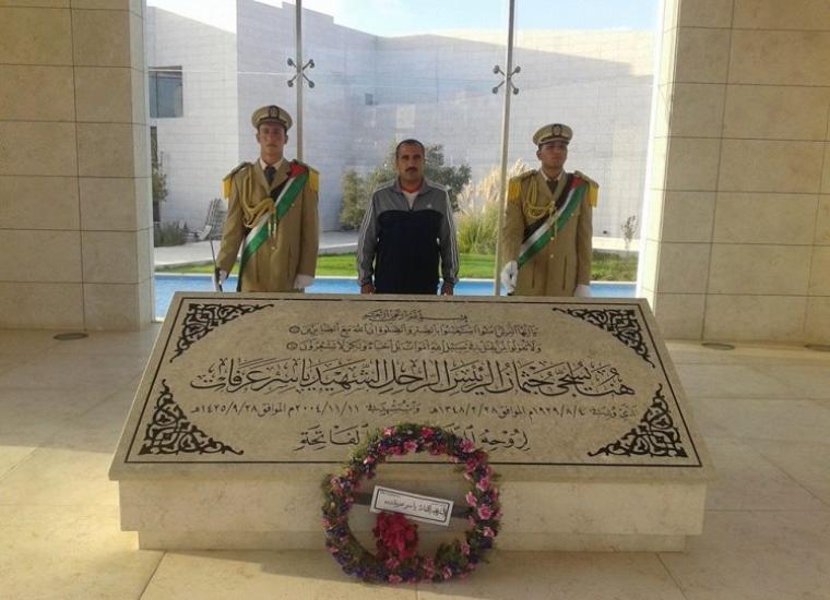 جندية امام قبر الرئيس الشهيد ياسر عرفات في رام الله
