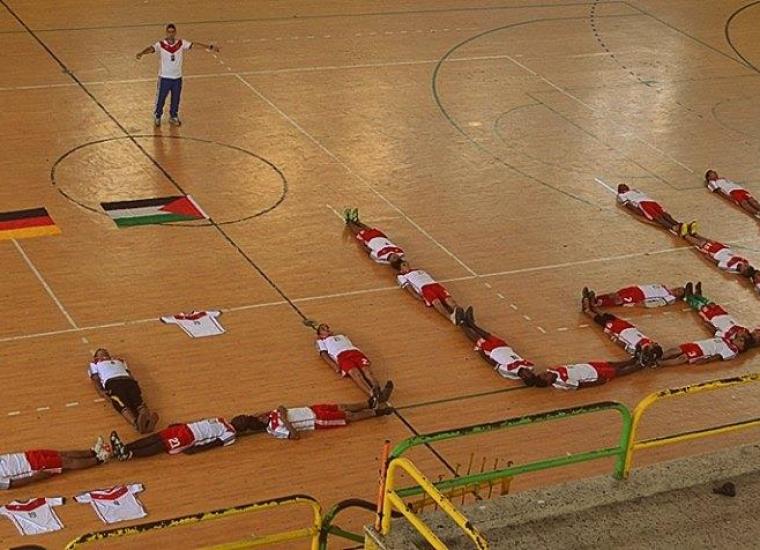 صور من فعالية مؤازرة المانيا من اطفال مشروع مركز العائلة بنادى خدمات رفح