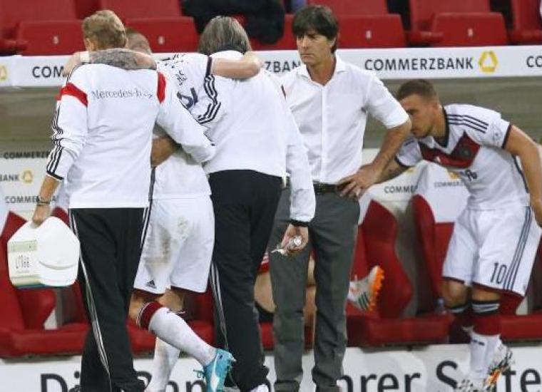 ماركو رويس اثناء خروجه مصابا امس