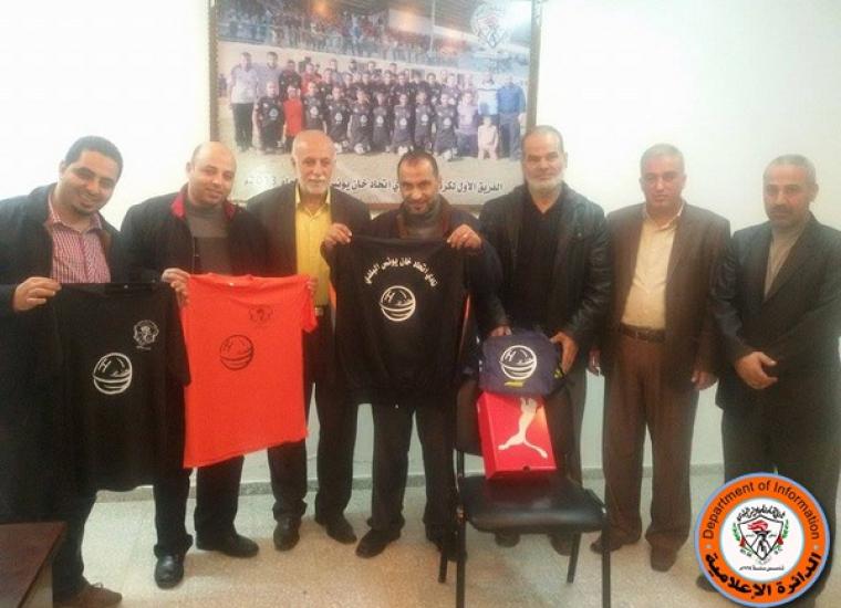 اثناء استلام الحقائب الرياضية