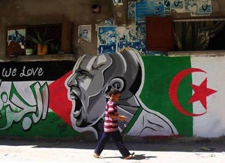 جدارية لدعم منتخب الجزائر في شوارع غزة