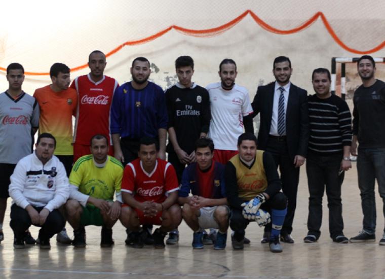 صورة تذكارية جمعت الفريقين 