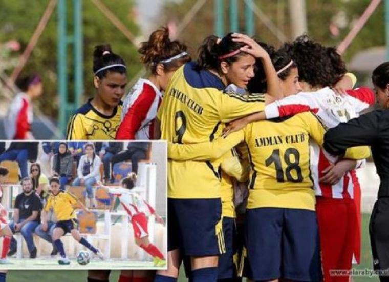 لاعبات المنتخب الاردني يحطن حول اللاعبه التي سقط عنها الحجاب 
