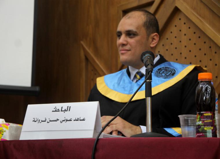 الزميل عاهد فروانة اثناء المناقشة